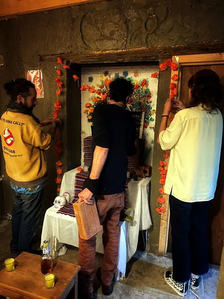Building the Day of the Dead altar at Co404 San Cristóbal