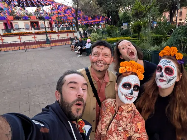 Co404 community with painted faces in the San Cristóbal plaza